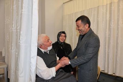 Denizli’de bayram mesaisindeki personele ve hastalara ziyaret