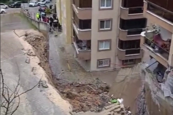 Mudanya Halitpaşa Mahallesi'nde istinat duvarı çöktü!  2 kattaki daireler tahliye edildi