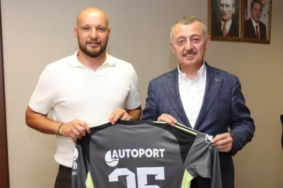 Kocaelispor'un kaptanı formasını Başkan Büyükakın’a hediye etti